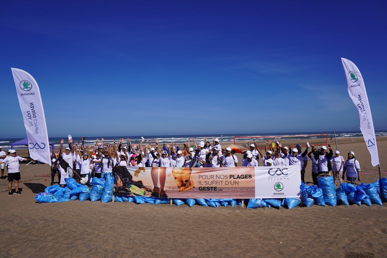 Skoda Maroc nettoie la plage Mme Choual à Ain Diab